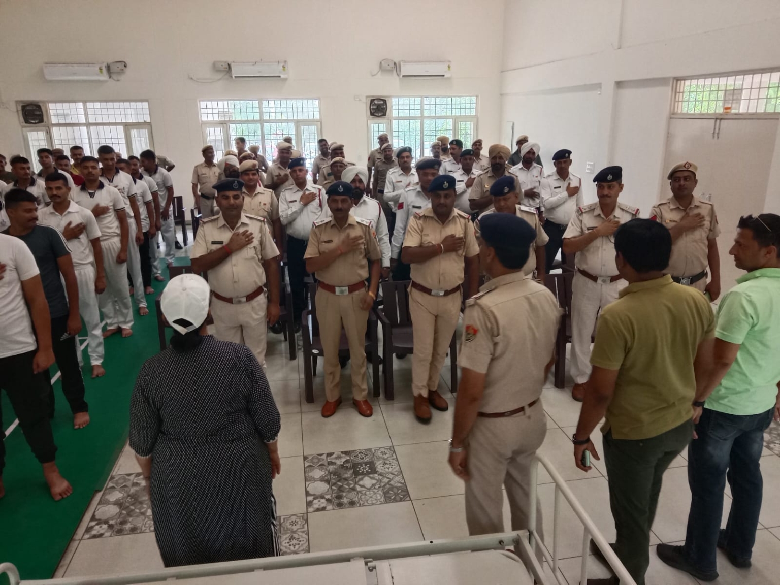 ट्रैफिक पुलिस कर्मियों को दी सीपीआर तकनीक की जानकारी