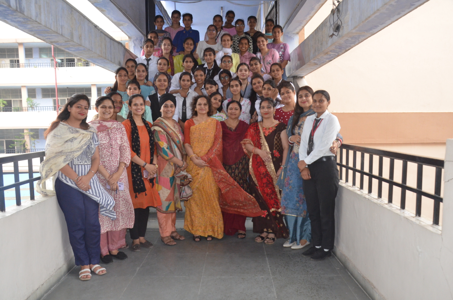 राखी बनाओ प्रतियोगिता में रमनप्रीत व सिमरन ने मारी बाजी