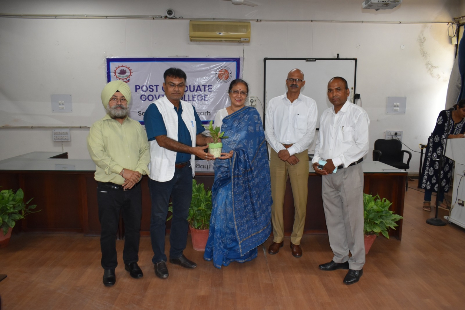 आधुनिकता के दौर में हिंदी भाषा के समस्त पहलुओं से परिचित करवाया