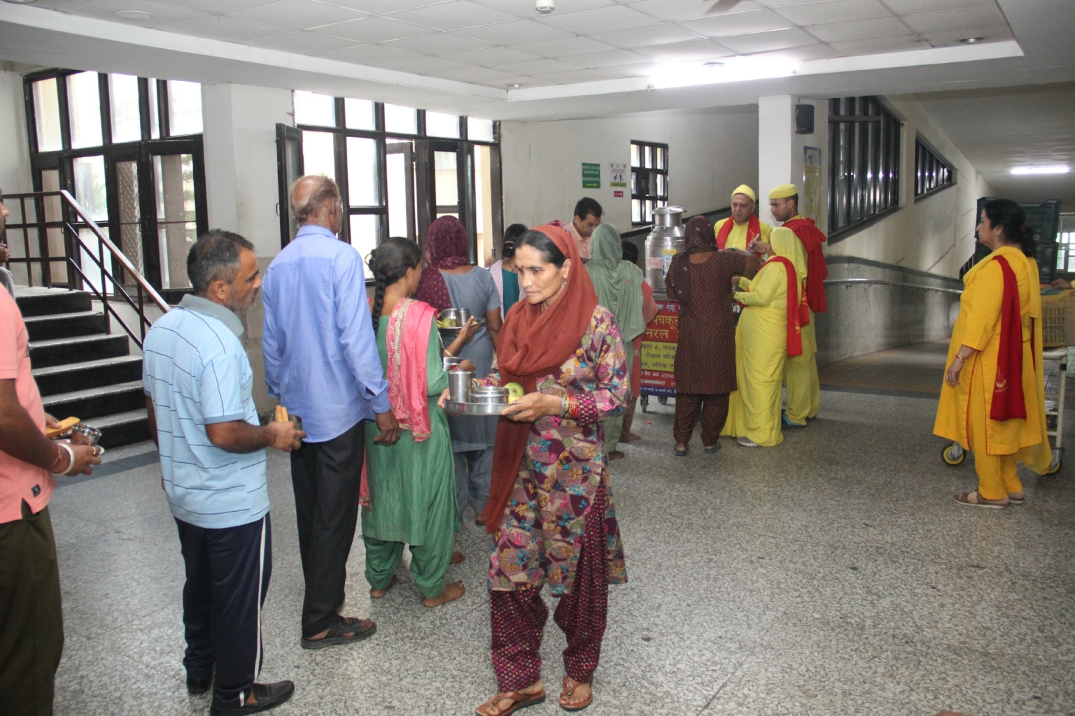 विश्वास फाउंडेशन द्वारा बांटे गए सिविल अस्पताल पंचकूला में मरीजों को फल