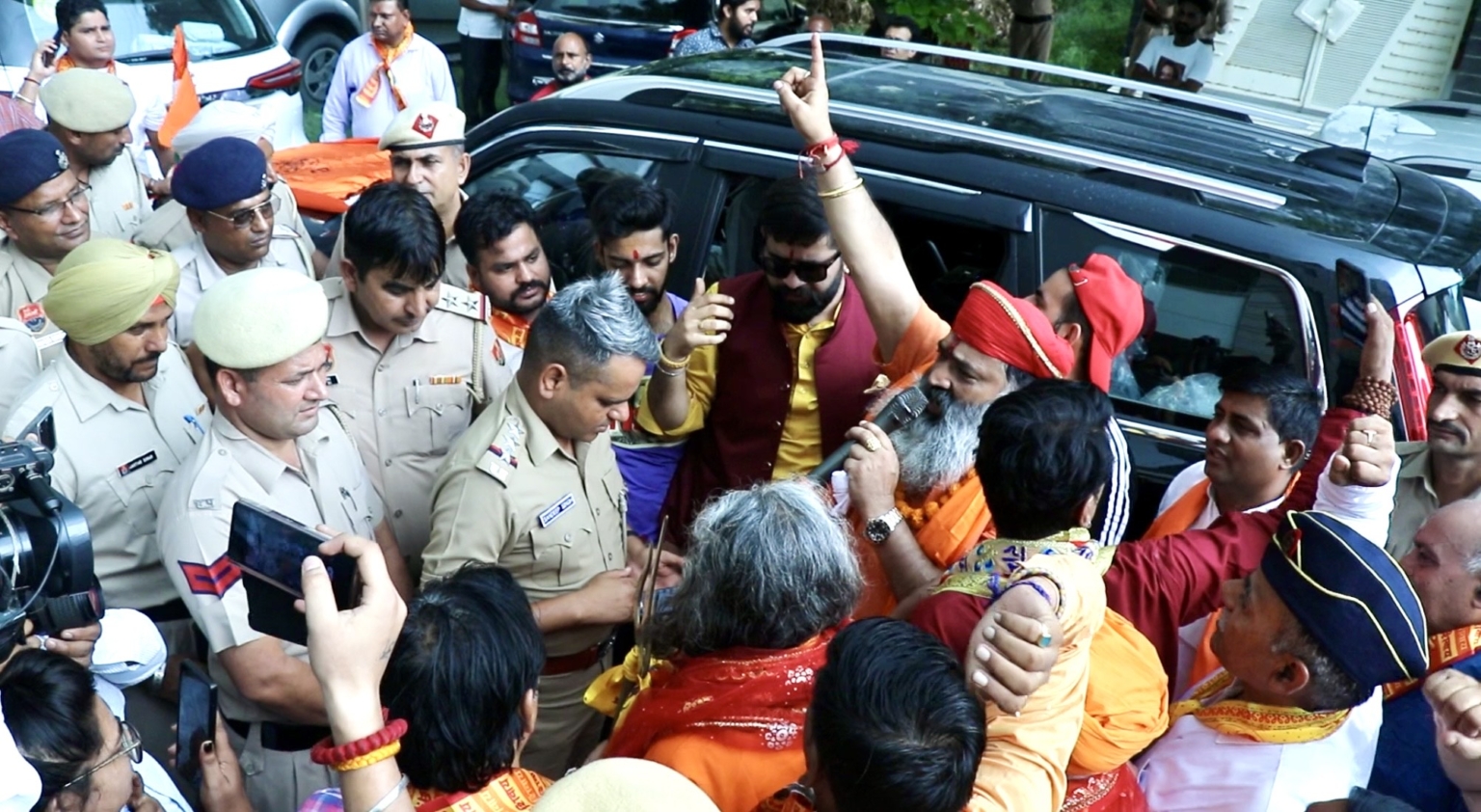 विश्व हिन्दू तख्त प्रमुख वीरेश शांडिल्य को पुलिस ने किया गिरफ्तार