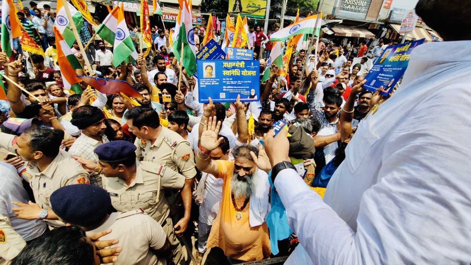 रेहड़ी-फड़ी वालों का घर ना उजाड़े असीम गोयल, पुलिस द्वारा बर्बरता के खिलाफ एसपी से मिले वीरेश शांडिल्य