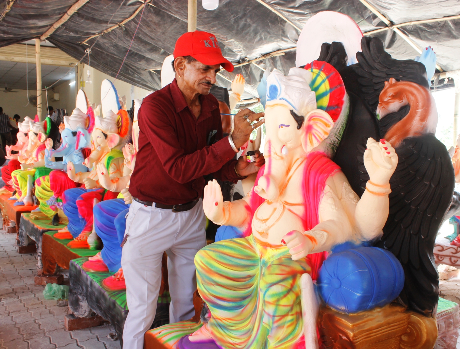 गणपति जी की आंखों में स्पेशल इफेक्ट डाल रहे आर्टिस्ट