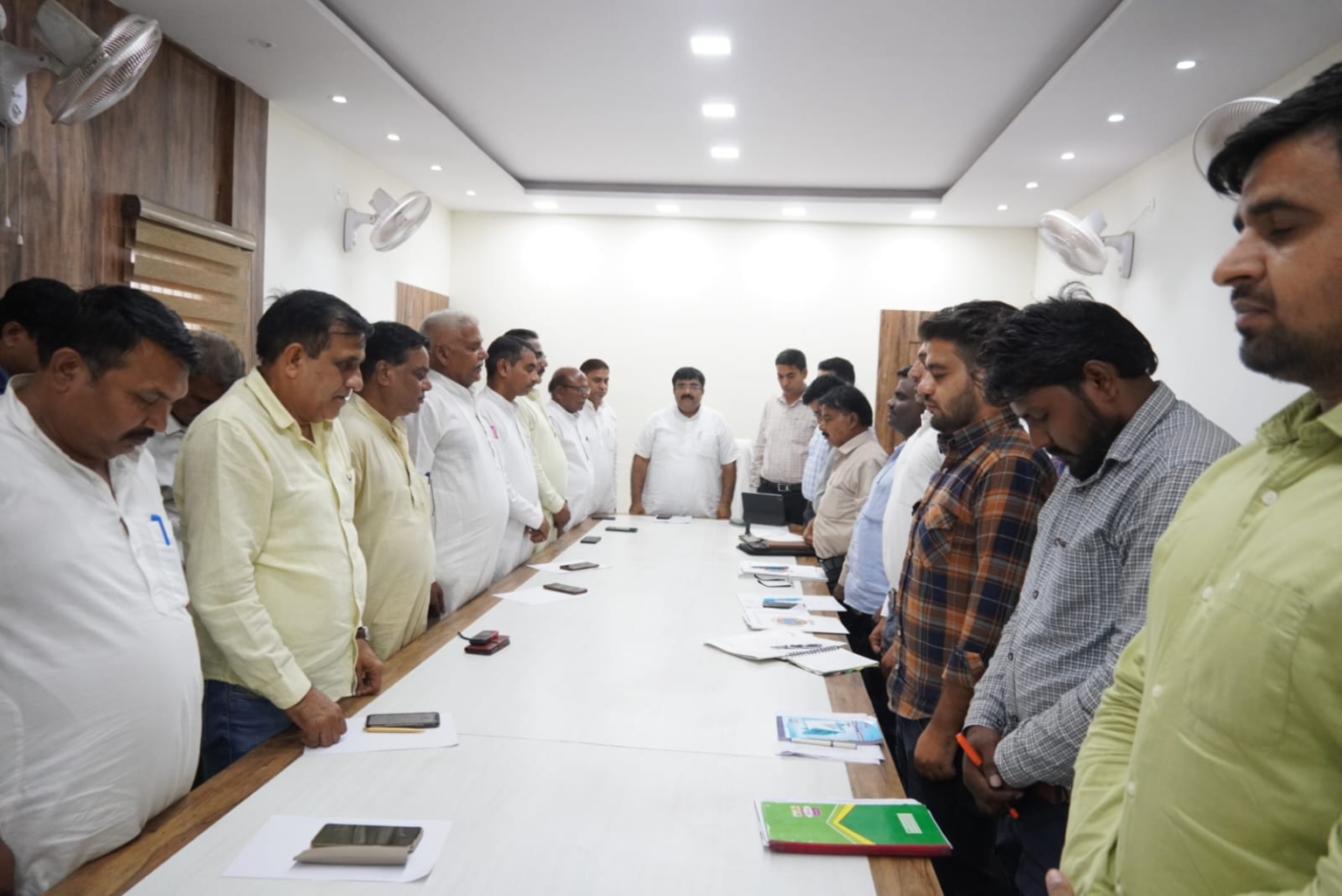 सफाई व्यवस्था में लापरवाही करने वाले कर्मचारियों पर अधिकारी सख्त कार्यवाही करें : महापौर