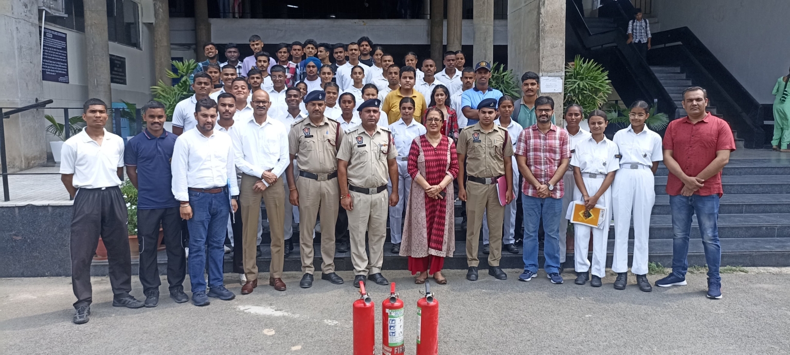 चण्डीगढ़ अग्निशमन विभाग ने लाइव अग्नि सुरक्षा प्रदर्शन कर संभावित अग्निकांड की आपात स्थितियों के लिए विद्यार्थियों को शिक्षित किया