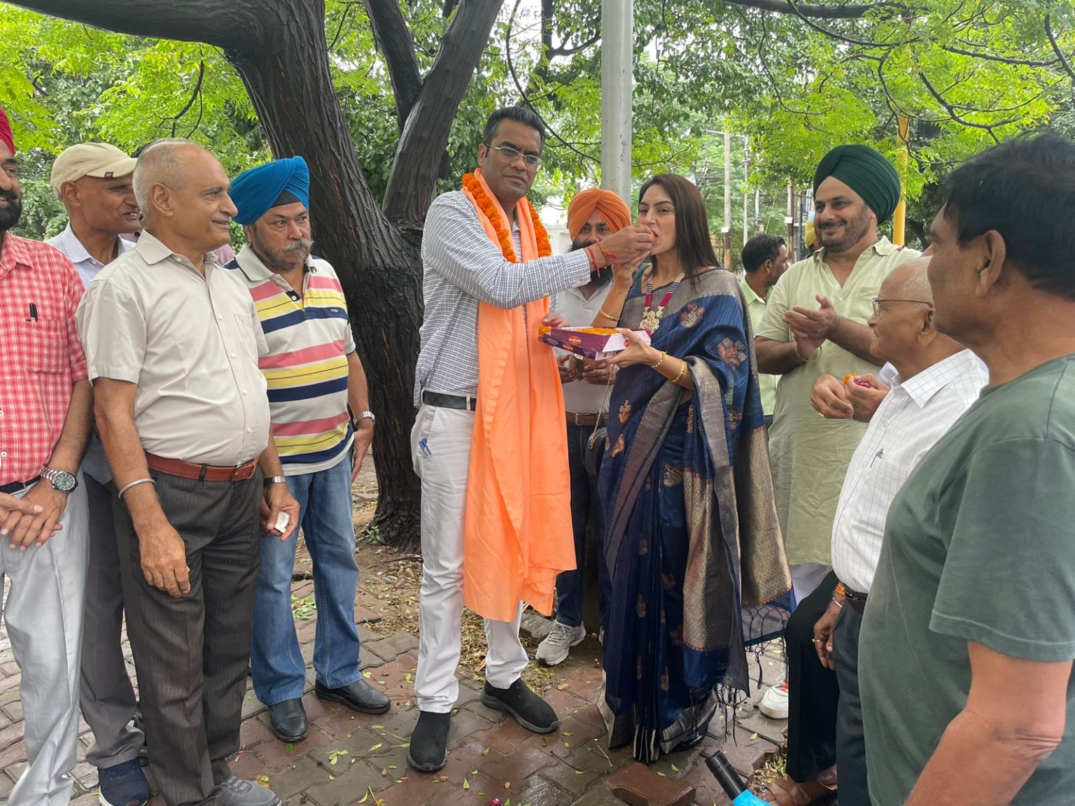 सेक्टर 40 सी की सड़कों की कारपेटिंग व मार्किट में पेवर ब्लॉक लगाने के कार्य की मेयर व पार्षद ने की शुरुआत