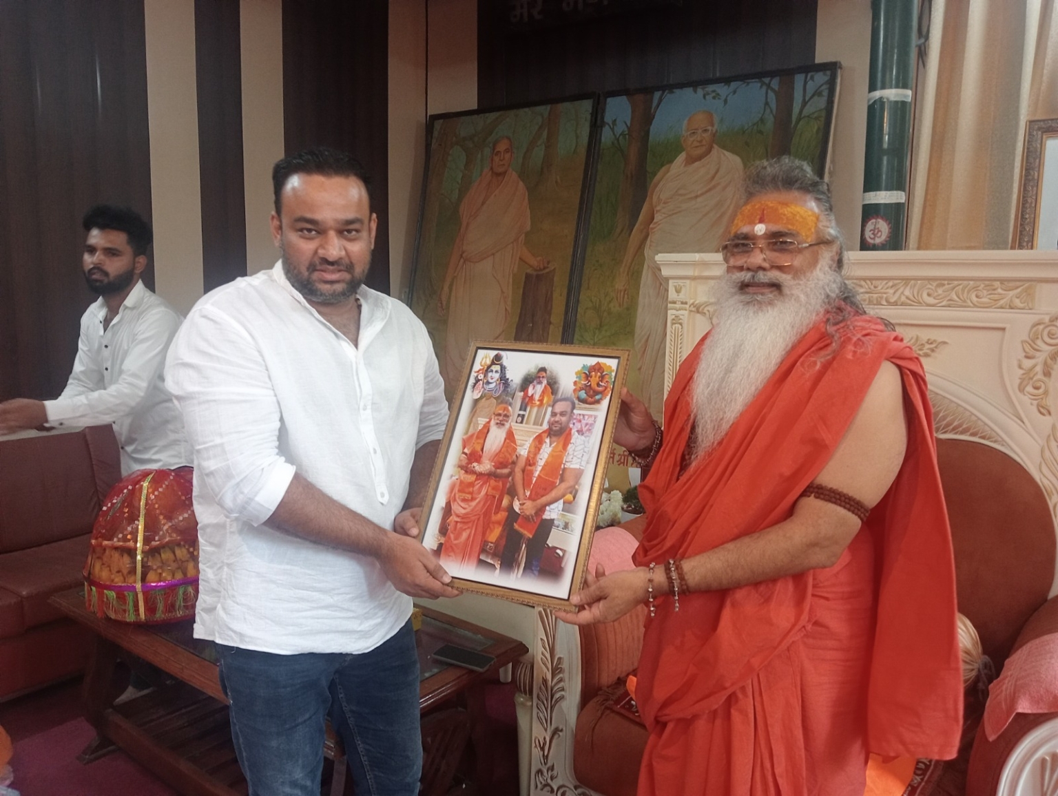 अनेकों संस्थाओं से जुड़े समाजसेवी हरीश वर्मा को महामंडलेश्वर स्वामी धर्मदेव ने किया सम्मानित