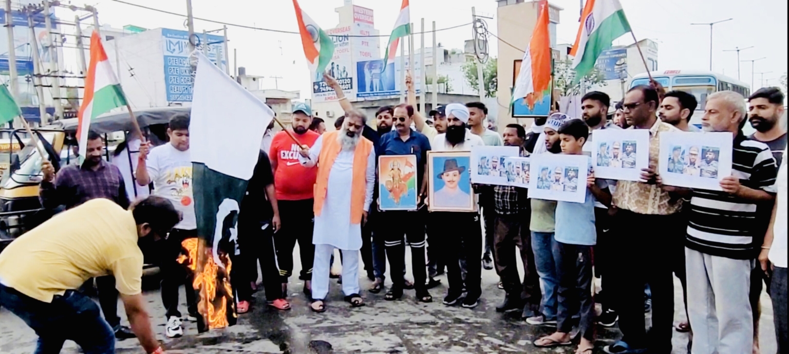 कश्मीर में आतंकी हमले के विरोध में एंटी टेरोरिस्ट फ्रंट इंडिया व विश्व हिन्दू तख्त के सैंकड़ो सदस्यों ने पाक का झंडा जलाया