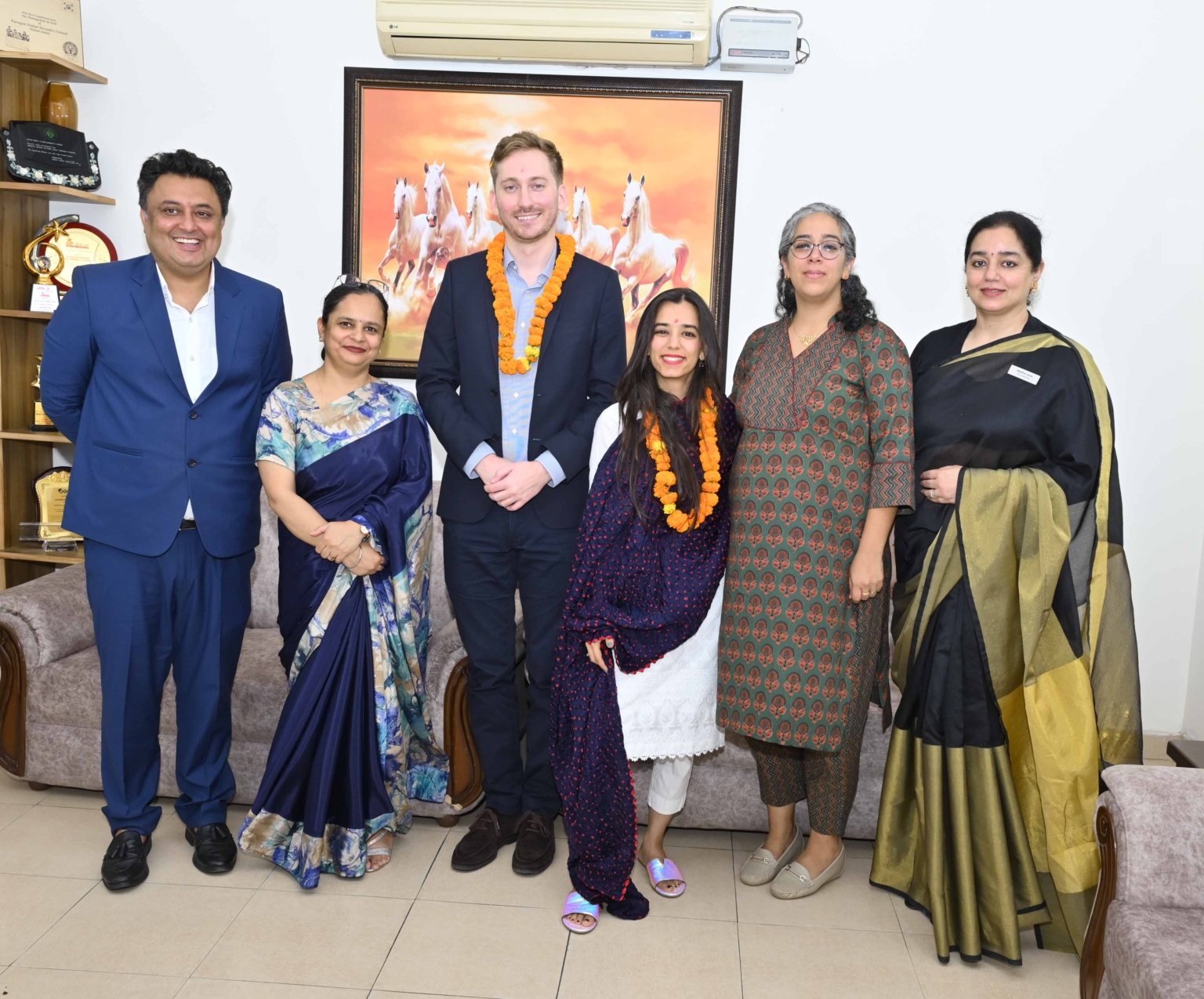 जर्मन प्रतिनिधिमंडल ने पैरागॉन सीनियर सेकेंडरी स्कूल का किया दौरा