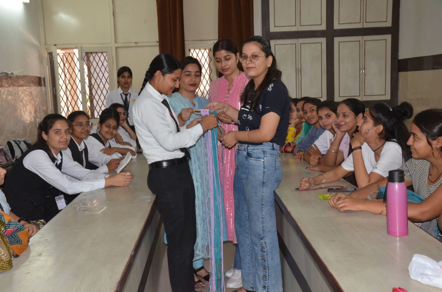 हस्तनिर्मित वस्तुओं का प्रशिक्षण प्राप्त कर छात्राएं बनेंगी स्वावलंबी : डॉ मीनू जैन