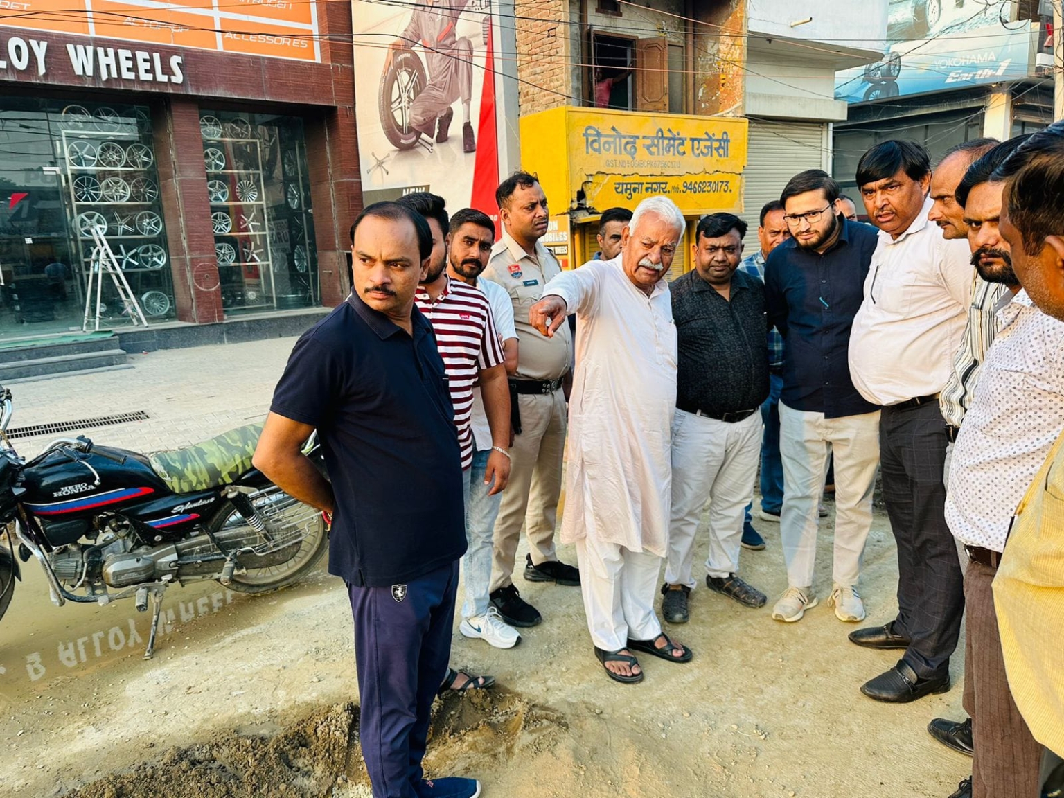 विधायक घनश्याम दास अरोड़ा ने पीडब्ल्यूडी विभाग द्वारा बनाई जा रही सड़कों का औचक निरीक्षण किया