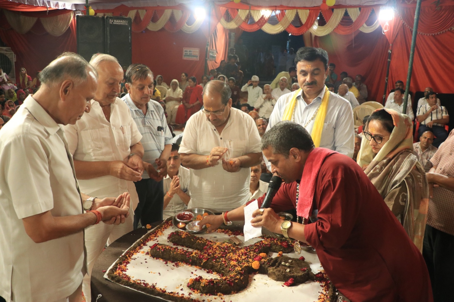 ग्रीन हांसी-क्लीन हांसी गौशाला में श्री मदभागवत कथा में संजय भुटानी ने पत्नी मुक्ता भुटानी संग गोवर्धन पूजन कर की परिक्रमा