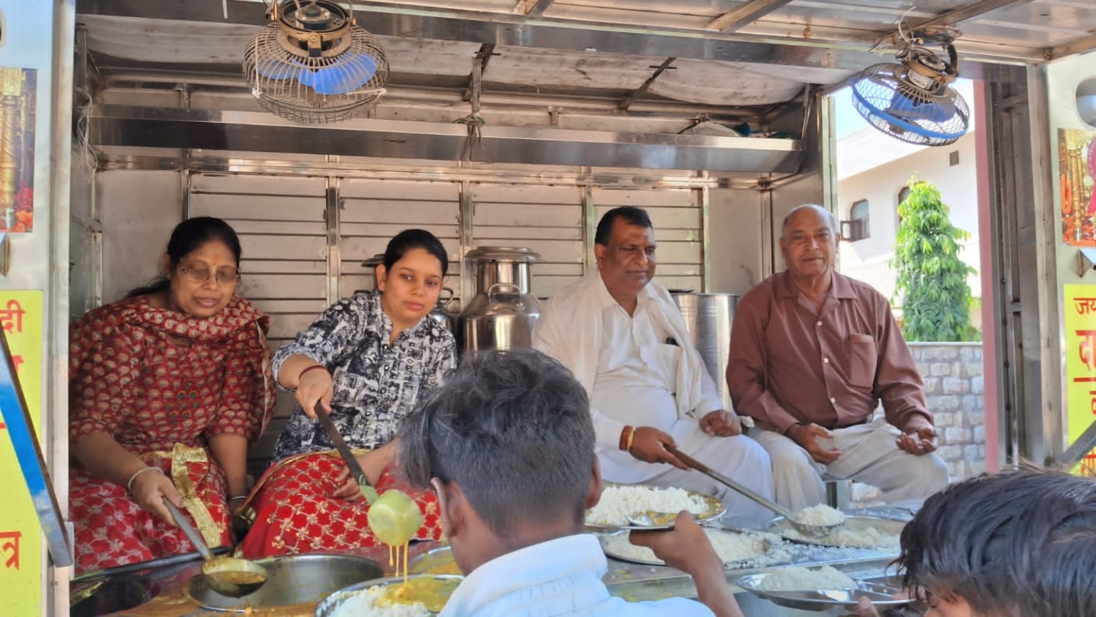 नवरात्रि की पूर्व संध्या व आश्विन अमावस्या के अवसर पर भंडारा लगाया