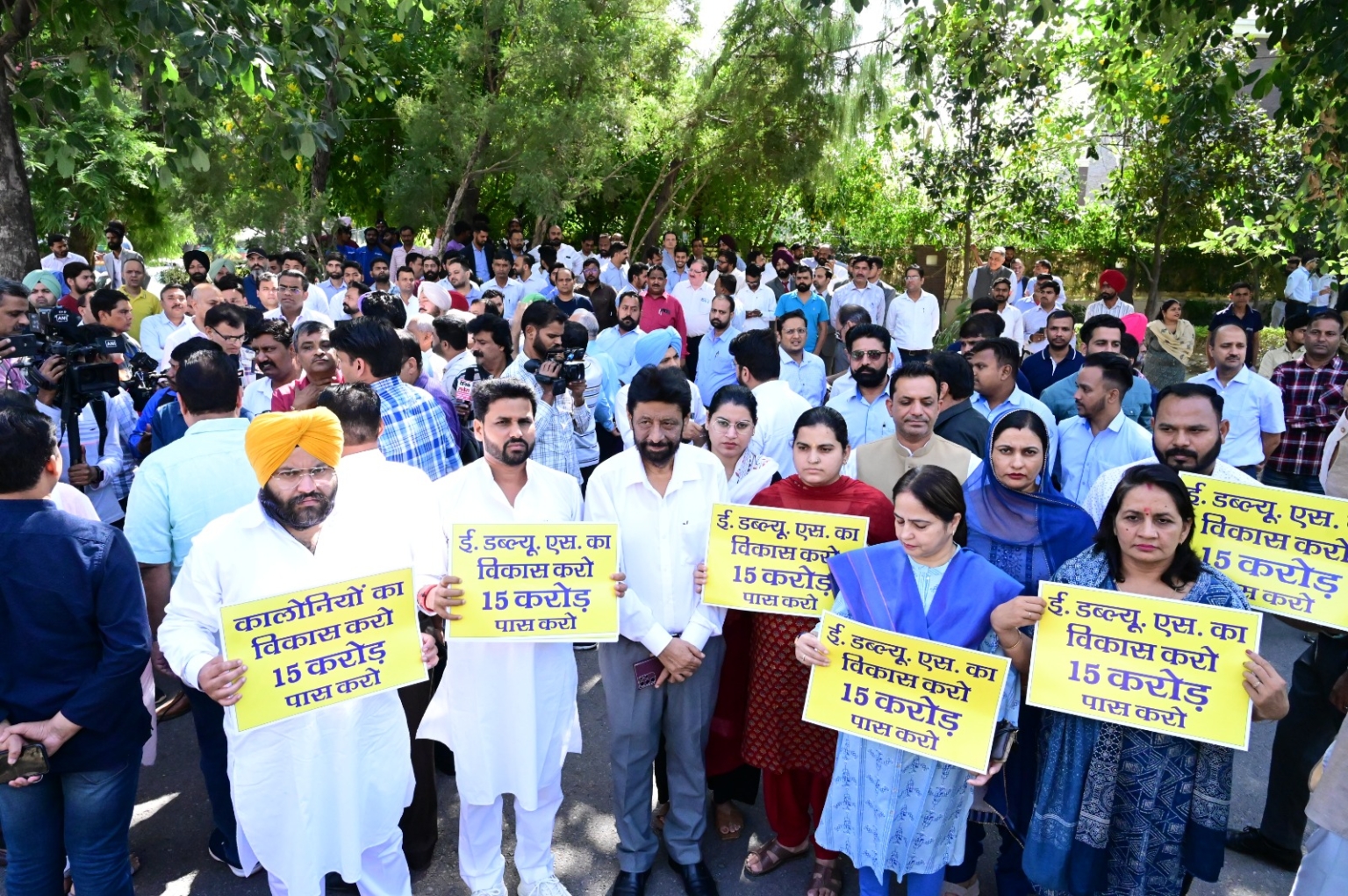 कल तक शेर की तरह एडवाइजर के खिलाफ दहाड़ कर  धरना वाला मेयर आज गीदड़ की तरह धरना देने से मुकर गया -AAP पार्षद