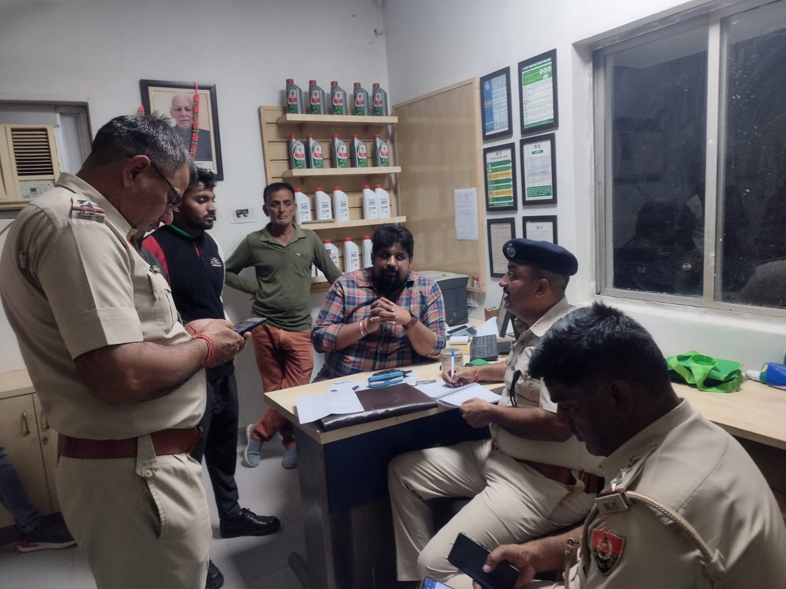 बरवाला में रिलायंस पेट्रोल पंप पर मोटरसाइकिल पर सवार तीन नकाबपोश लुटेरे सेल्समैन से हजारों रुपए की नकदी व मोबाइल लूट कर फरार