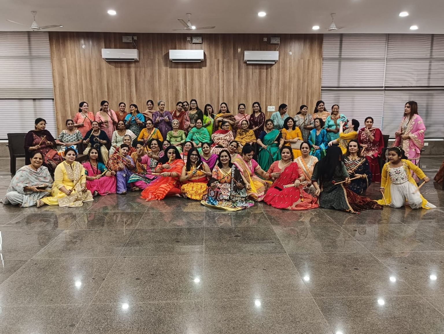 डांडिया उत्सव में सीआरपीएफ कमांडेंट व पार्षद ने जमकर मचाया धमाल