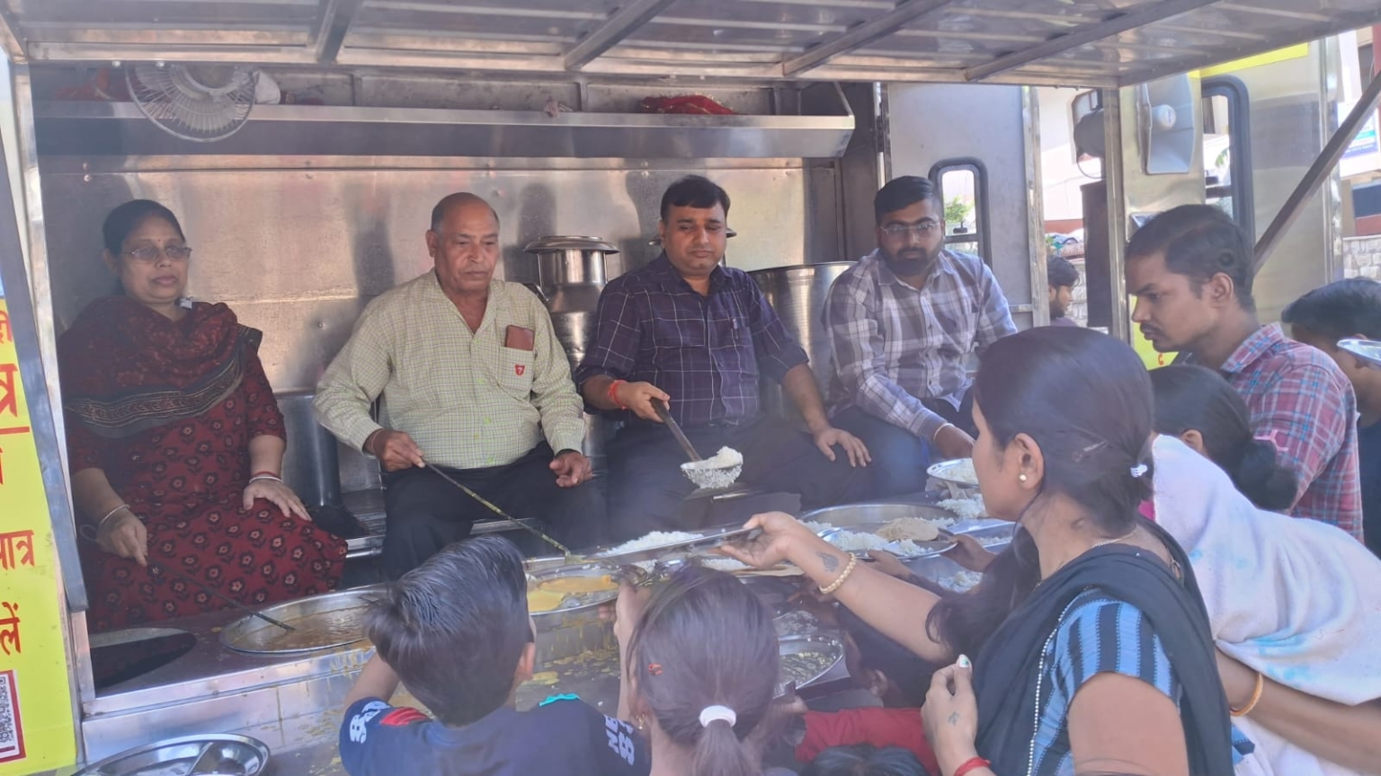 शरद पूर्णिमा पर फाउंडेशन ने लगाया भंडारा