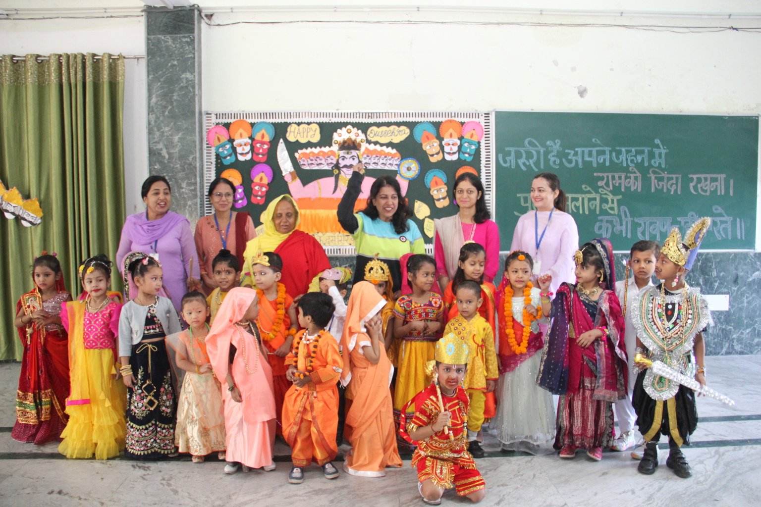 नन्हे मुन्ने बच्चों ने मनाया दशहरा पर्व