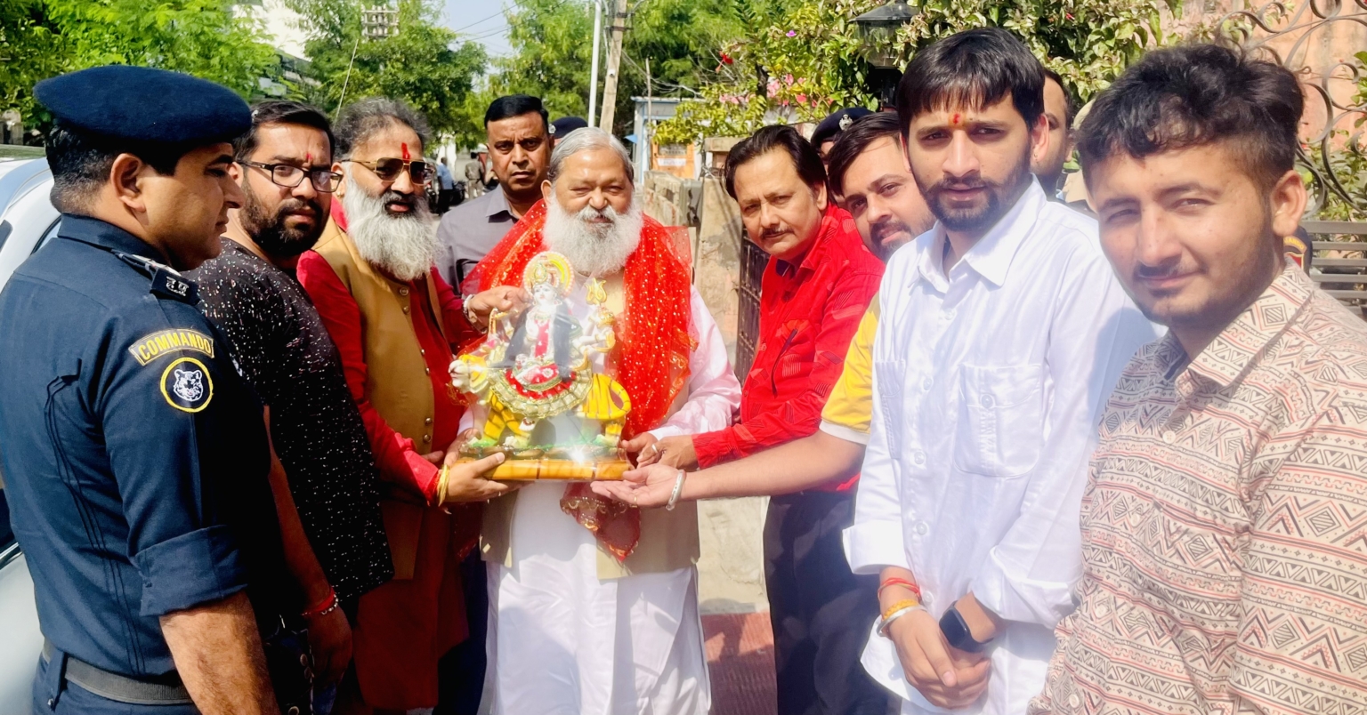 गृह मंत्री अनिल विज को वीरेश शांडिल्य ने नवरात्रों पर शेरावाली माता का स्वरूप भेंट कर दी बधाई