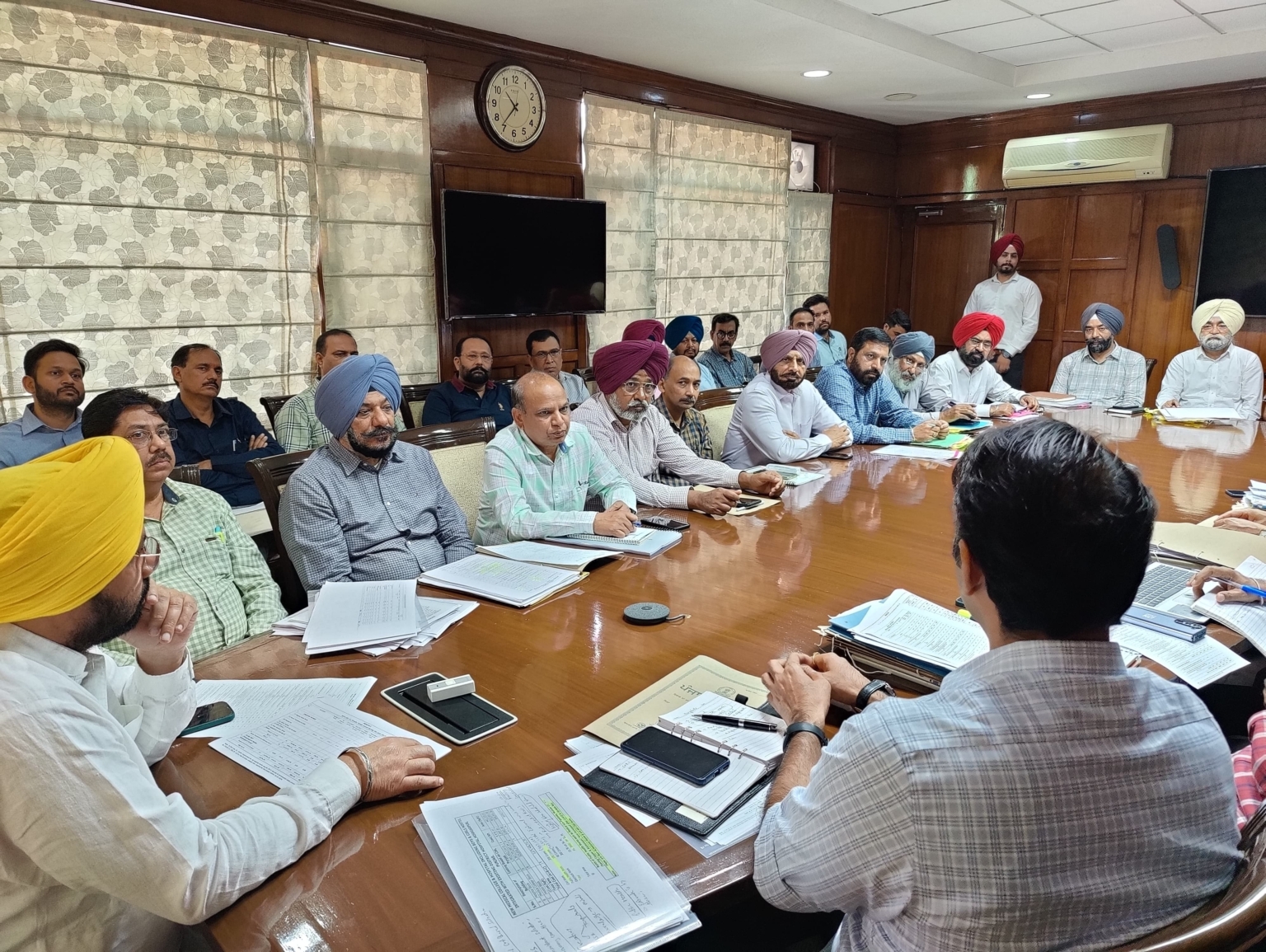 ई. टी. ओ द्वारा लोक निर्माण विभाग के अधिकारियों के साथ विस्तृत समीक्षा मीटिंग