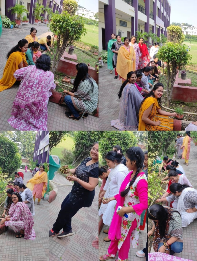 स्वच्छता ही सेवा अभियान के अंतर्गत कॉलेज की छात्राओं ने श्रमदान किया