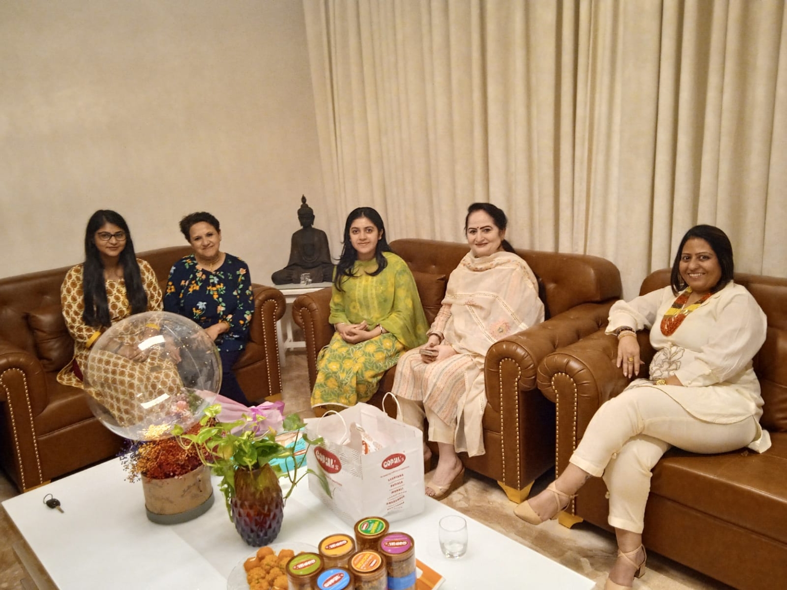 सर्विक्षा के जज बनने पर बधाई देने पहुंची सुधा भारद्वाज