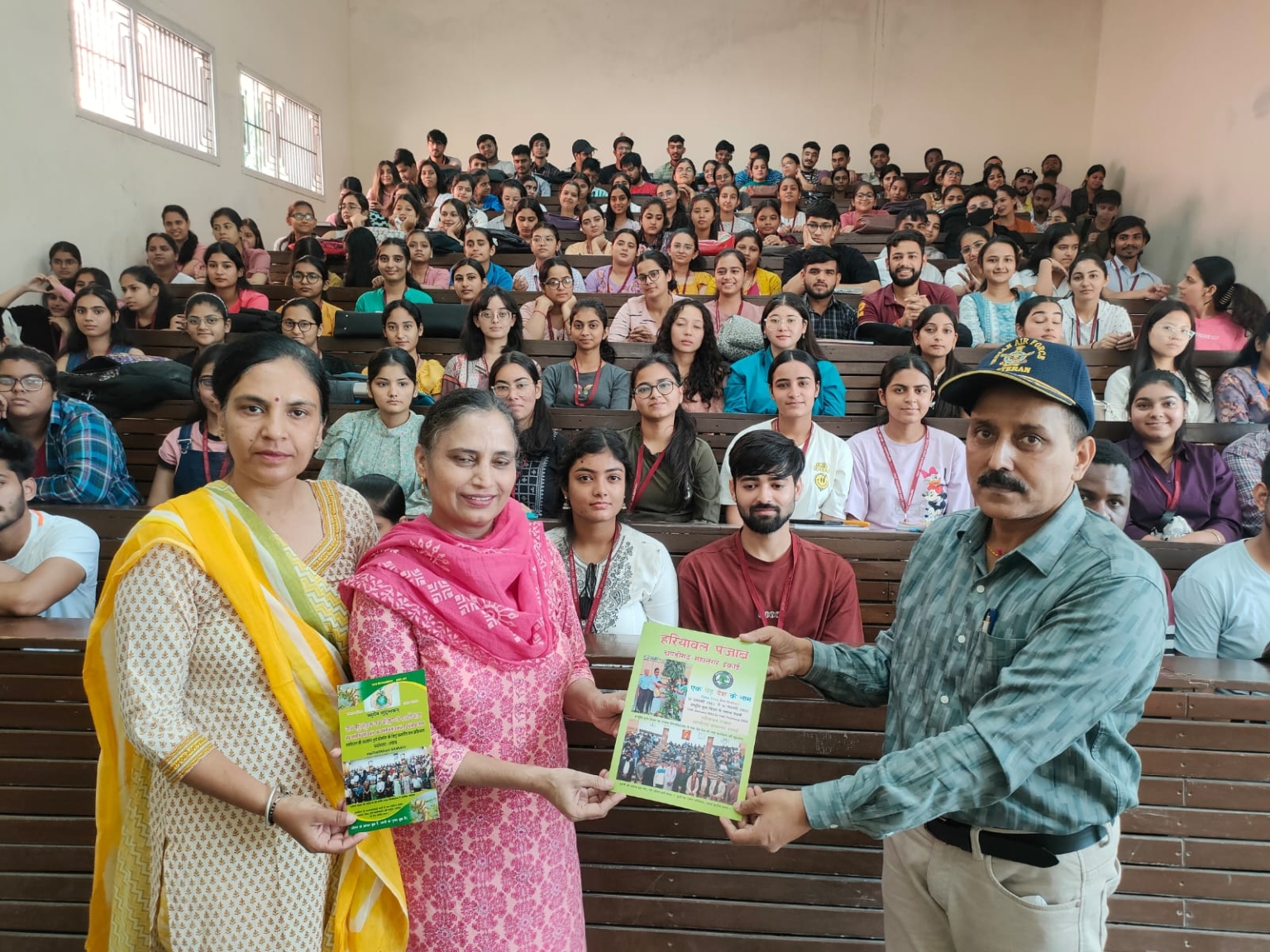 पोस्ट ग्रेजुएट गवर्नमेंट कॉलेज सेक्टर 11 में पर्यावरण बचाओ और जीवन बचाओ पर हुआ चर्चा परिचर्चा