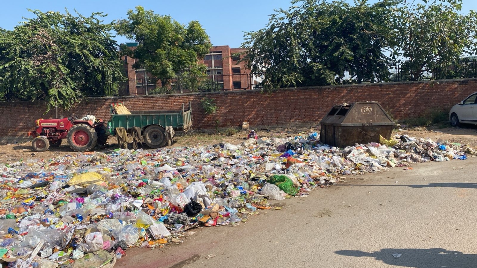 स्कूल के पास गंदगी के ढेर से सैंकड़ों बच्चों का स्वास्थ्य खतरे में : रामेश्वर गिरि