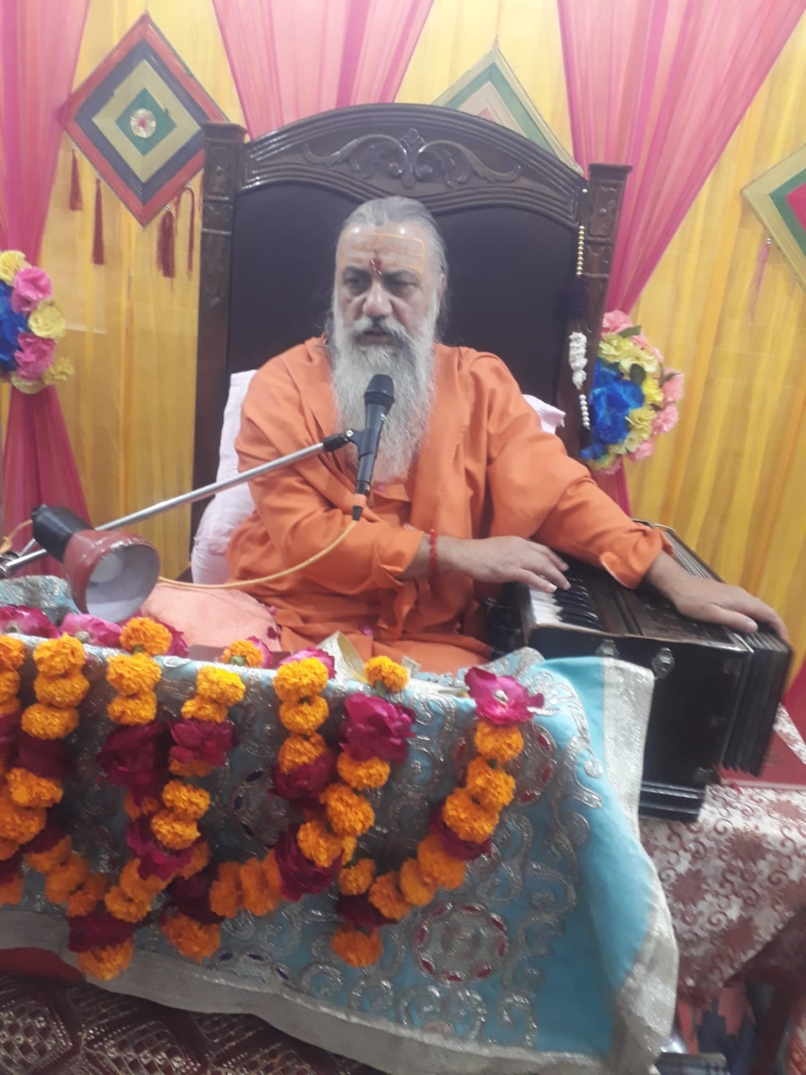 द्वादशी पर आज मंदिरों या गौशालाओं में फहराएं ध्वज : महामंडलेश्वर स्वामी कमलानंद जी