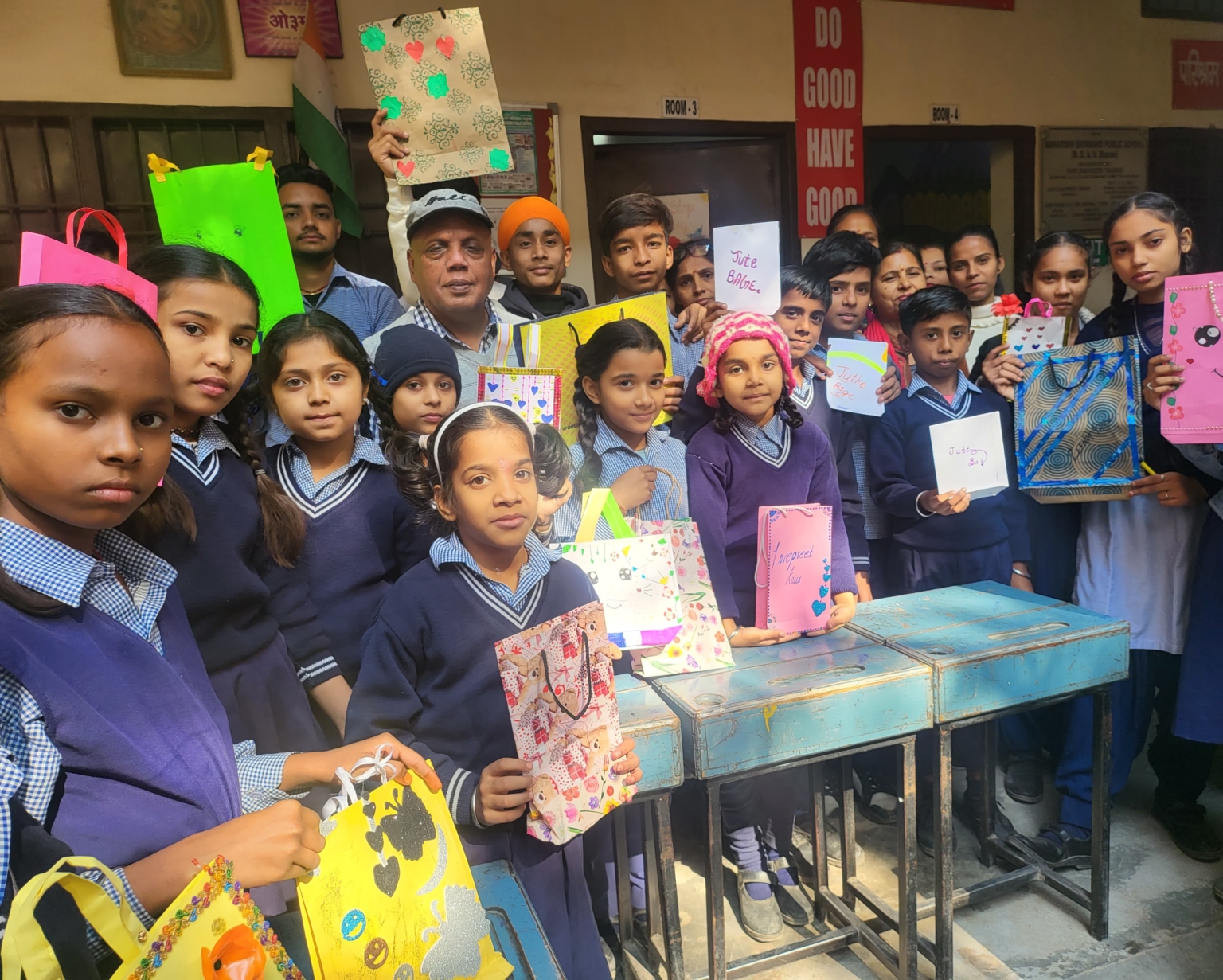 वर्कशॉप में विद्यार्थियों ने सीखा जूट और पेपर बैग्स बनाना