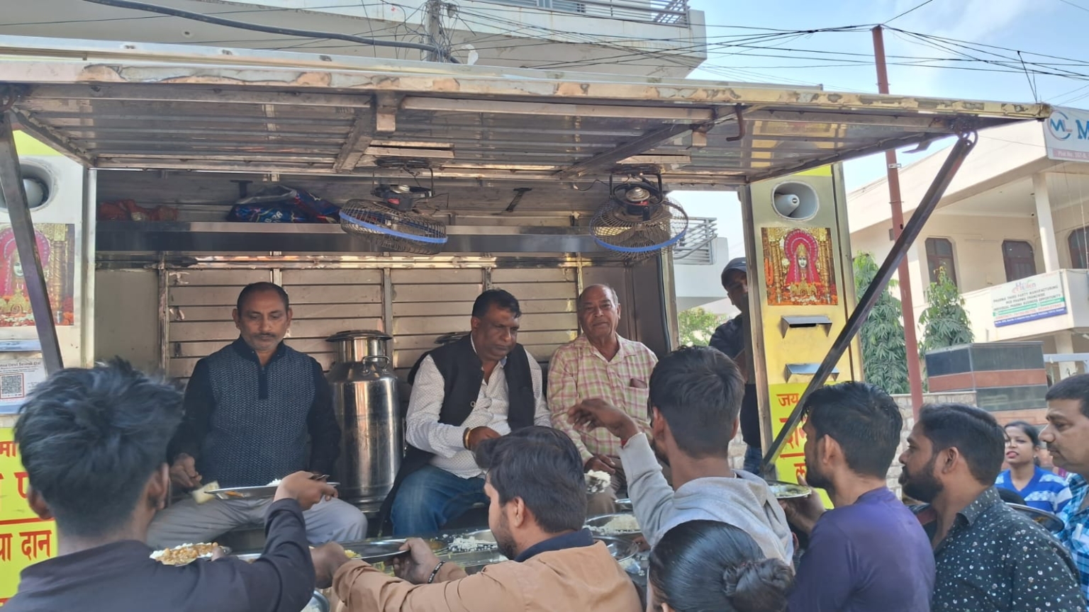 फाउंडेशन ने बैकुण्ठ चतुर्दशी की पूर्व संध्या पर लगाया भंडारा