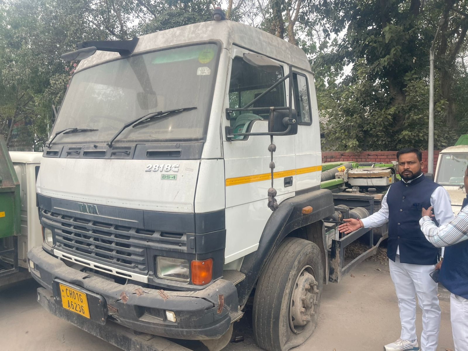 कोई ट्रक पंचर है तो किसी के टायर जवाब देने वाले हैं