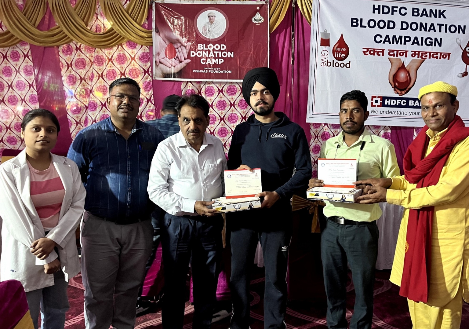 मोबाईल मार्केट सेक्टर 22 बी चंडीगढ़ में किया 39 युवायों ने रक्तदान