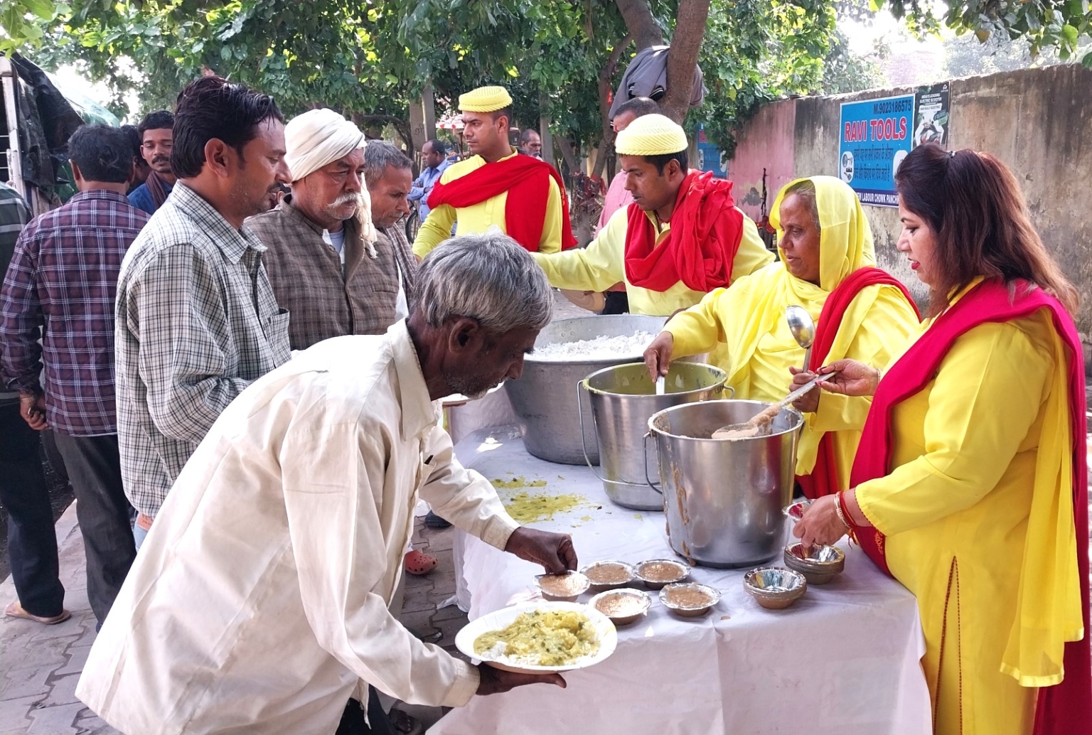 विश्वास फाउंडेशन द्वारा पंचकूला के लेबर चौक व माजरी चौक पर लगाया गया लंगर
