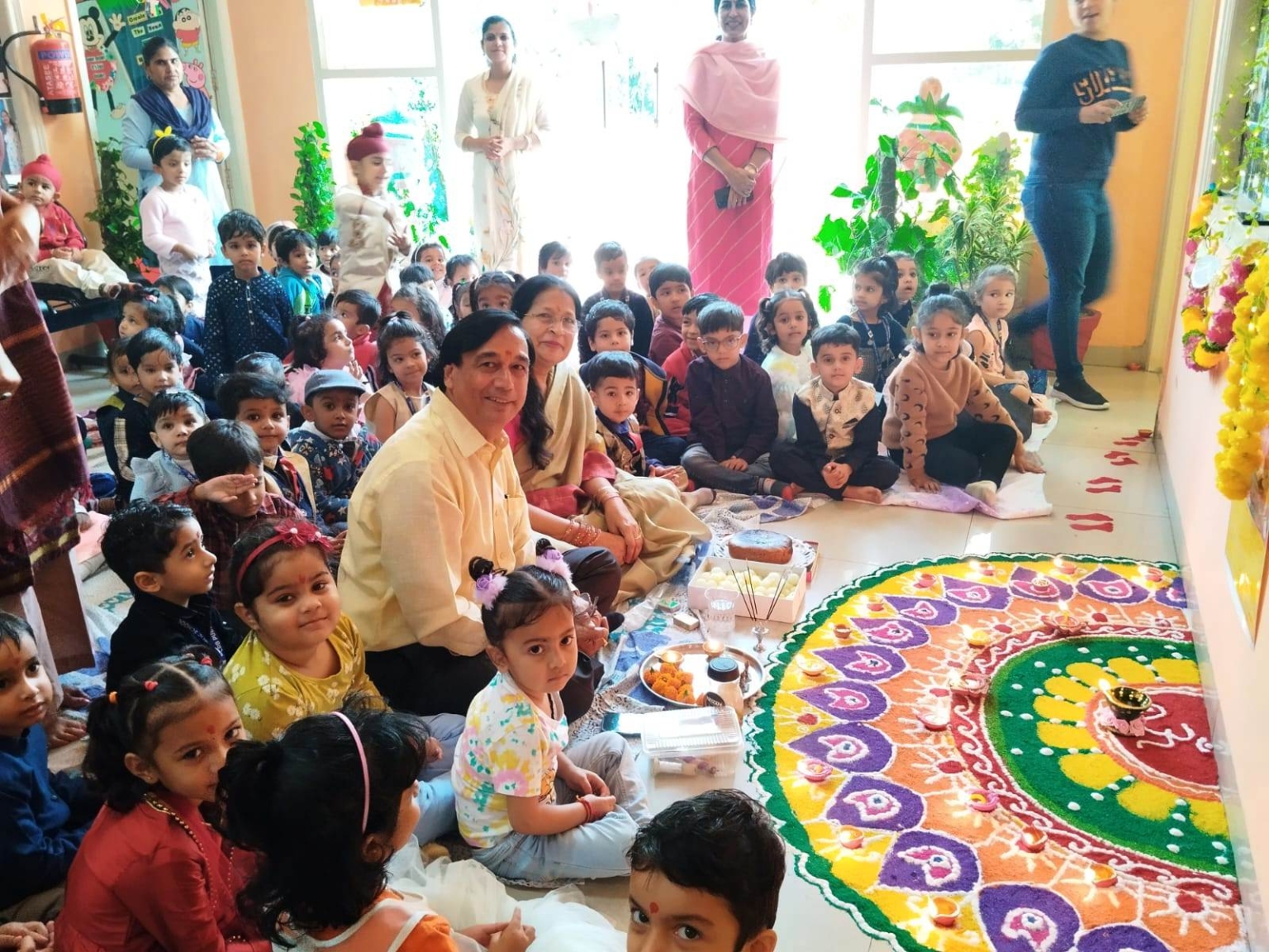 सी. आर. बी. स्कूल के बच्चों ने दीपावली का त्योहार  हर्षोल्लास  के साथ मनाया