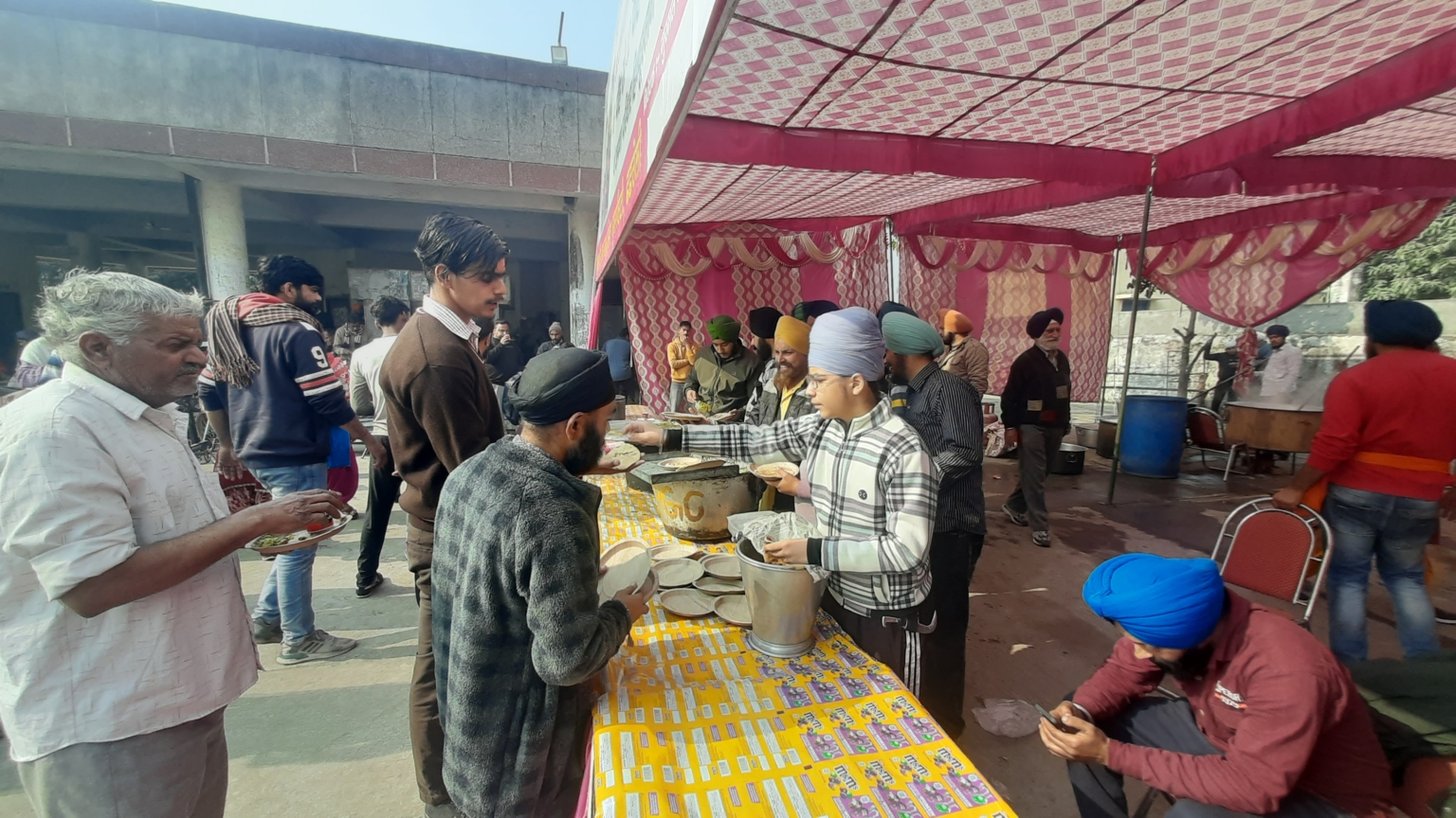 बस स्टैंड छछरौली पर गुरमत सेवा समागम सोसायटी ने लगाया लंगर