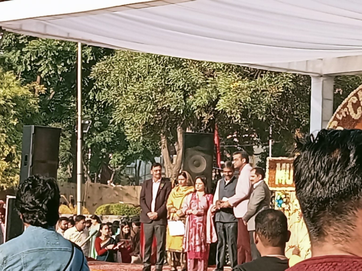 शिव प्रसाद मौर्य के खिलाए फूल पिछले एक दशक से पुष्पावलियों में जीत चुके हैं सौ से ज्यादा इनाम