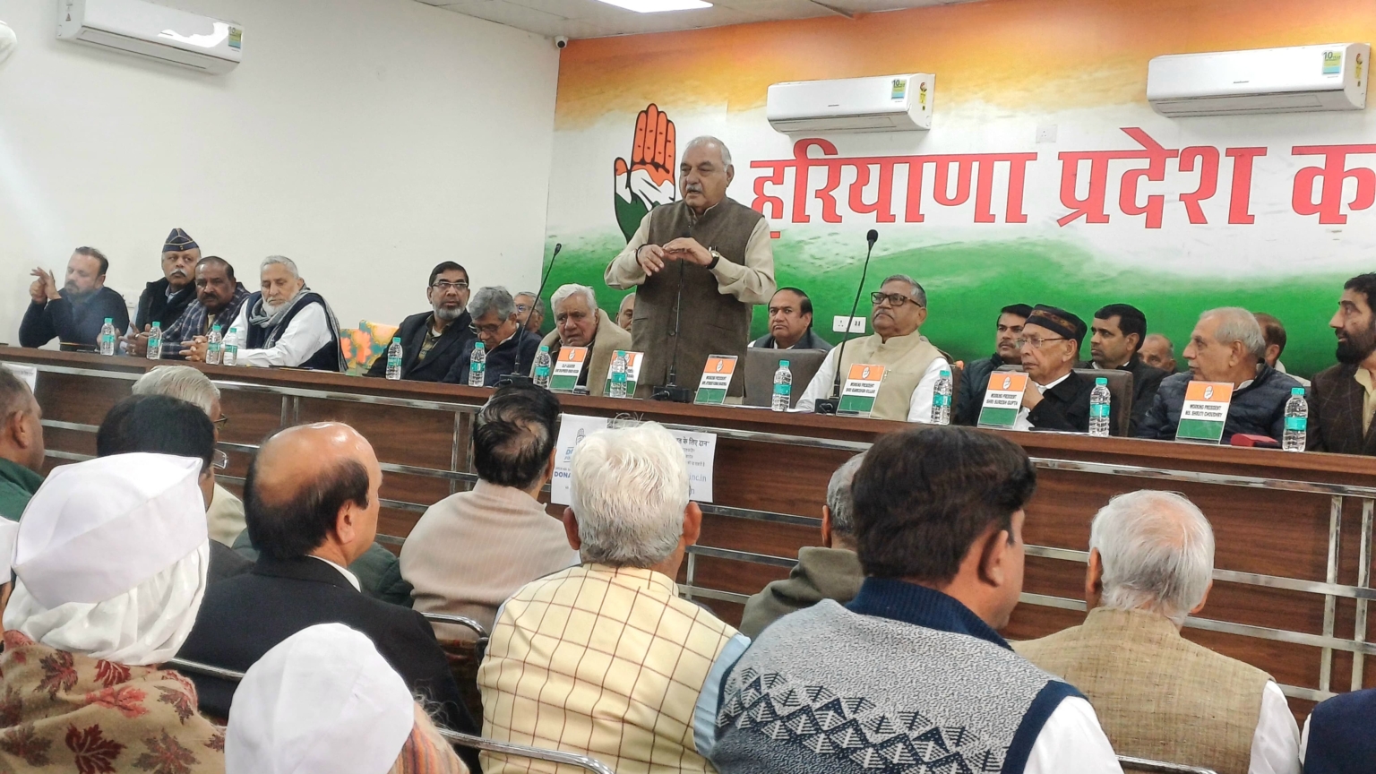 कांग्रेस कार्यालय में प्रदेश अध्यक्ष चौधरी उदयभान की अध्यक्षता में हुई बैठक