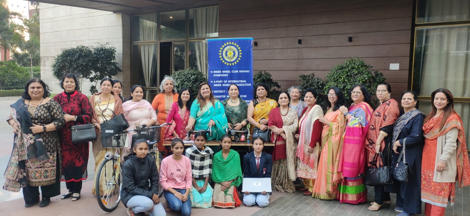जरूरतमंदों को साइकिलें, सिलाई मशीनें, लैपटॉप, राशन दिया व फीस का भुगतान किया