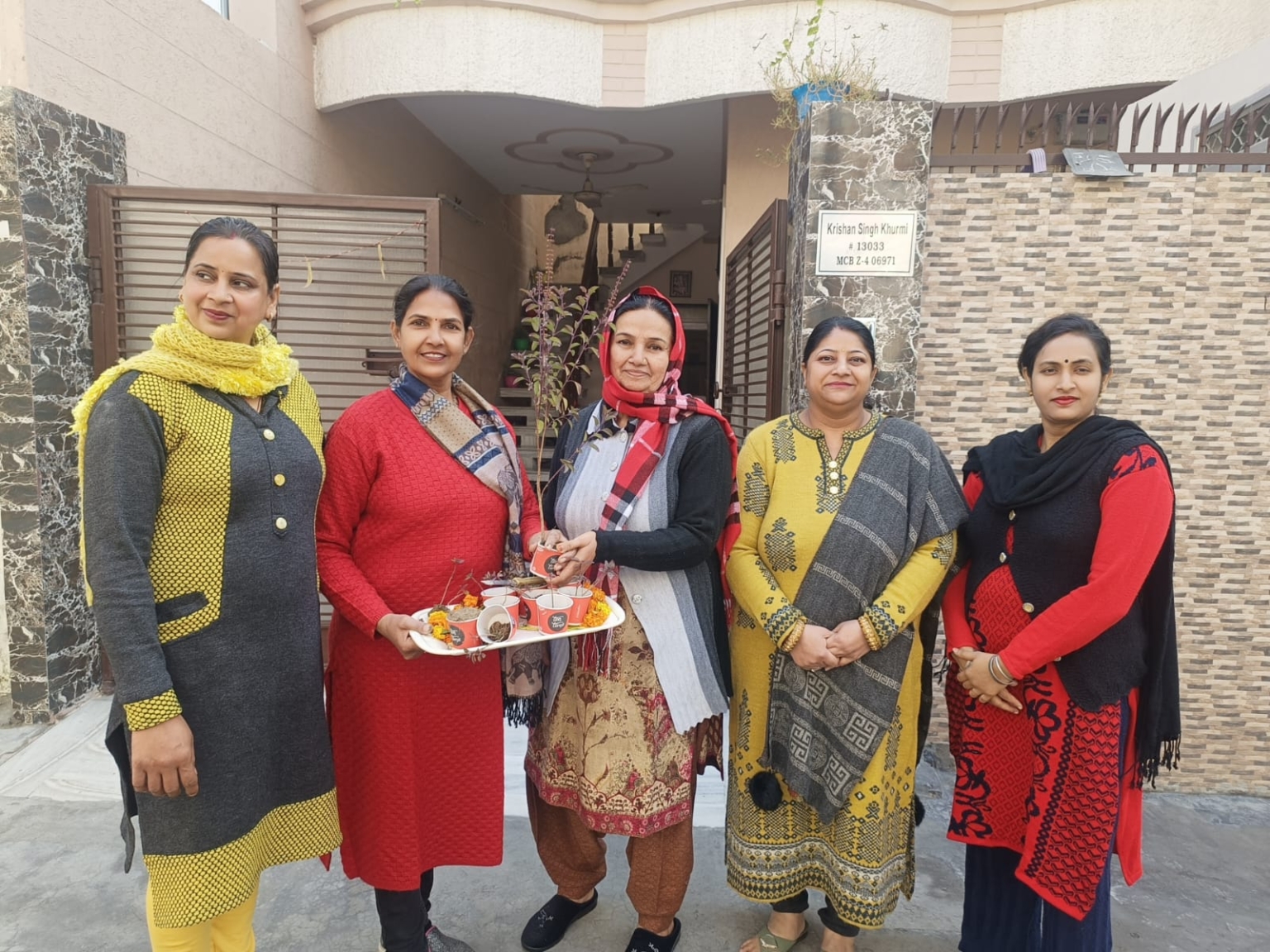 तुलसी दिवस पर डा.वीणा गर्ग ने महिलाओं के साथ घर -घर तुलसी के पौधे लगाए