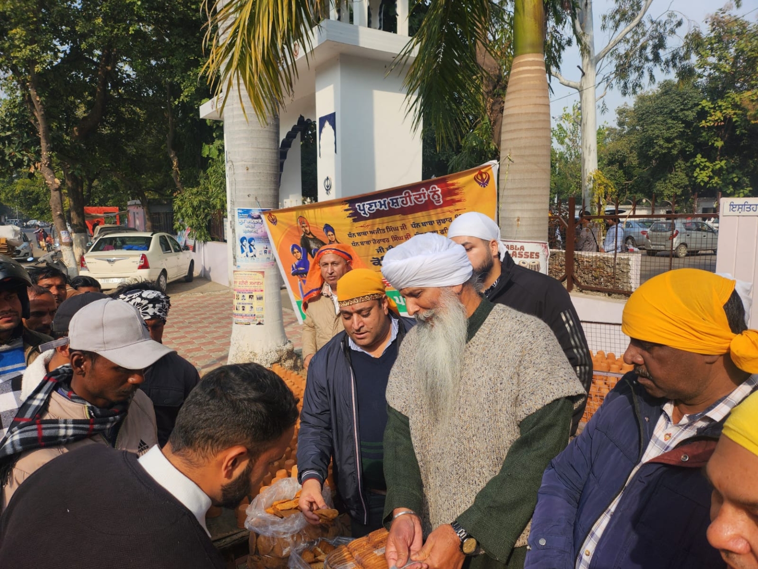 जितेंद्र पाल मल्होत्रा ने कुल्हड़ चाय व पकौड़े की लंगर सेवा की