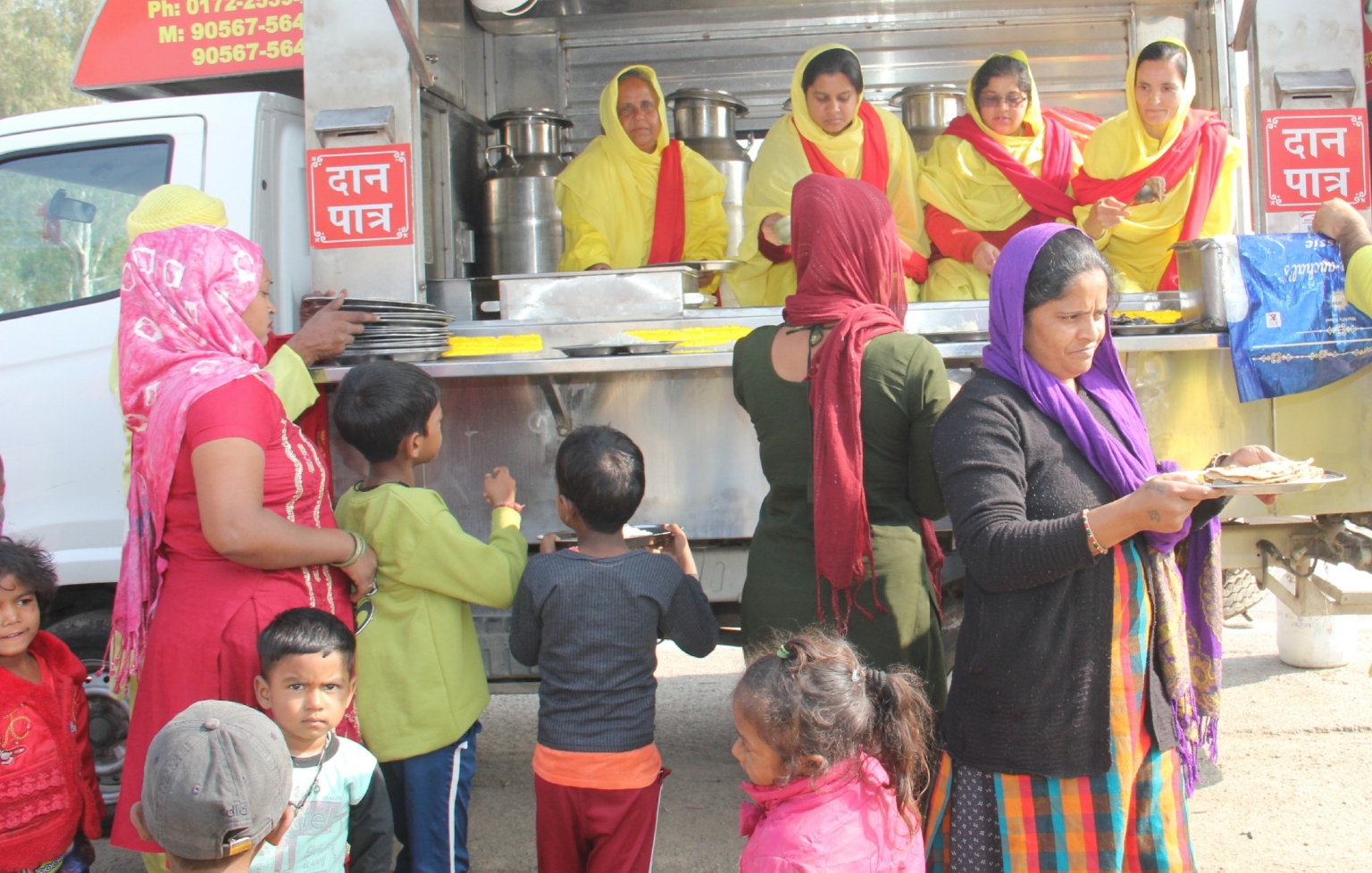 विश्वास फाउंडेशन द्वारा पंचकूला के सूरजपुर व माजरी चौक पर लगाया गया लंगर