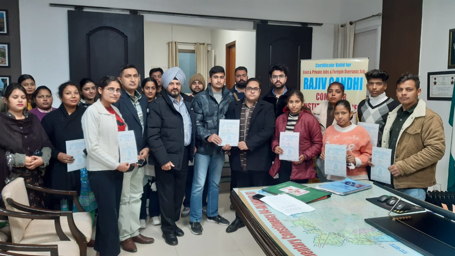 डिप्टी कमिश्नर ने एक वर्षीय कंप्यूटर कोर्स करने वाले 18 विद्यार्थियों को सर्टिफिकेट बाँटे