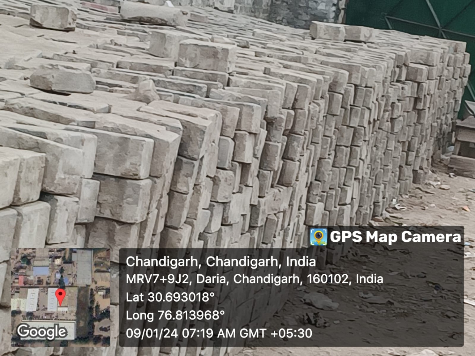 दरिया की सड़कों की पुरानी टाइल्स उखाड़कर चोरी से निजी गोदाम में रखने का आरोप