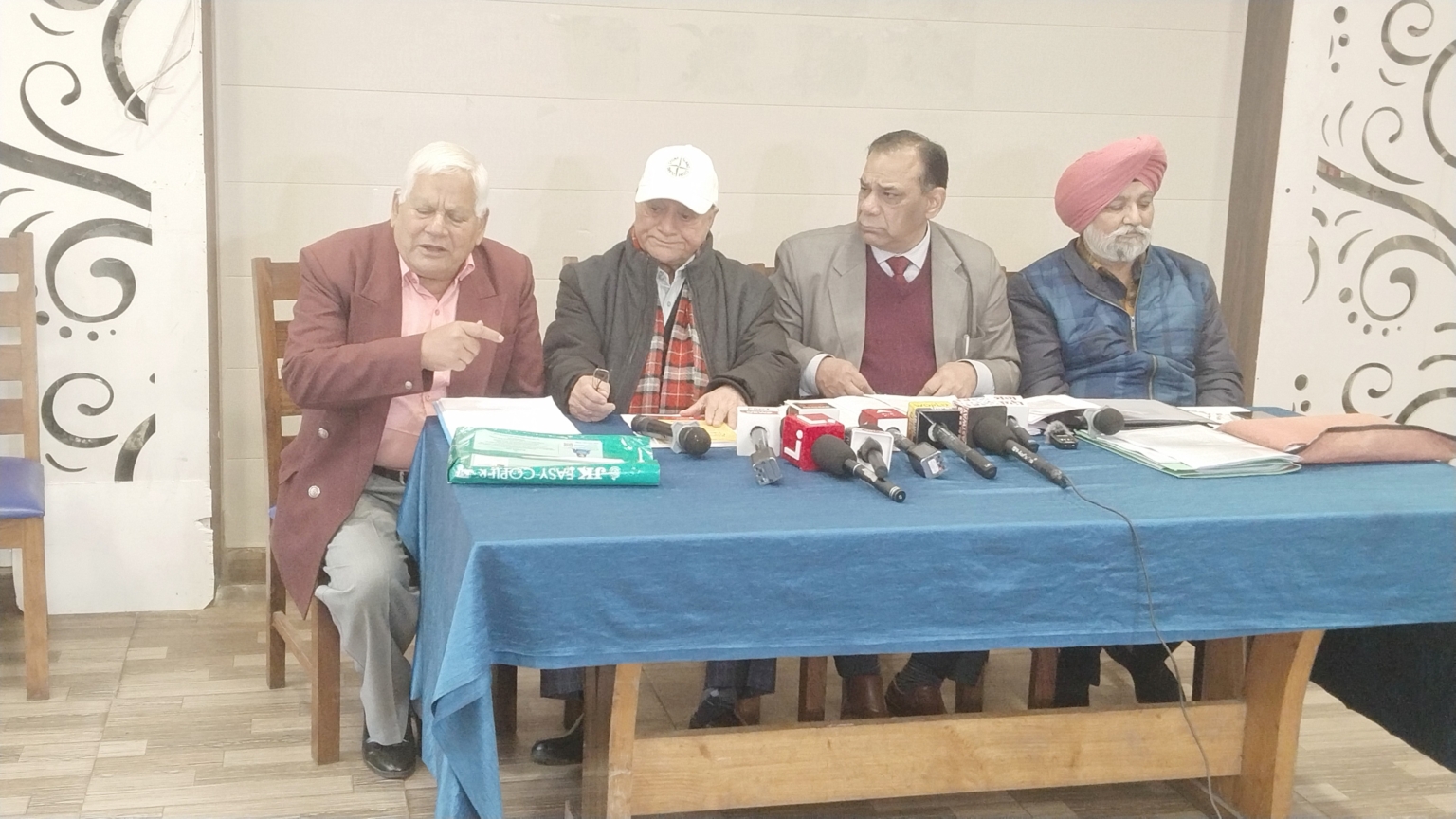 भगवा1न राम की चांदी की चरण पादुकाओं का दर्शन एवं स्पर्श करके प्रणाम किया चण्डीगढ़ फर्नीचर एसोसिएशन के सदस्यों ने