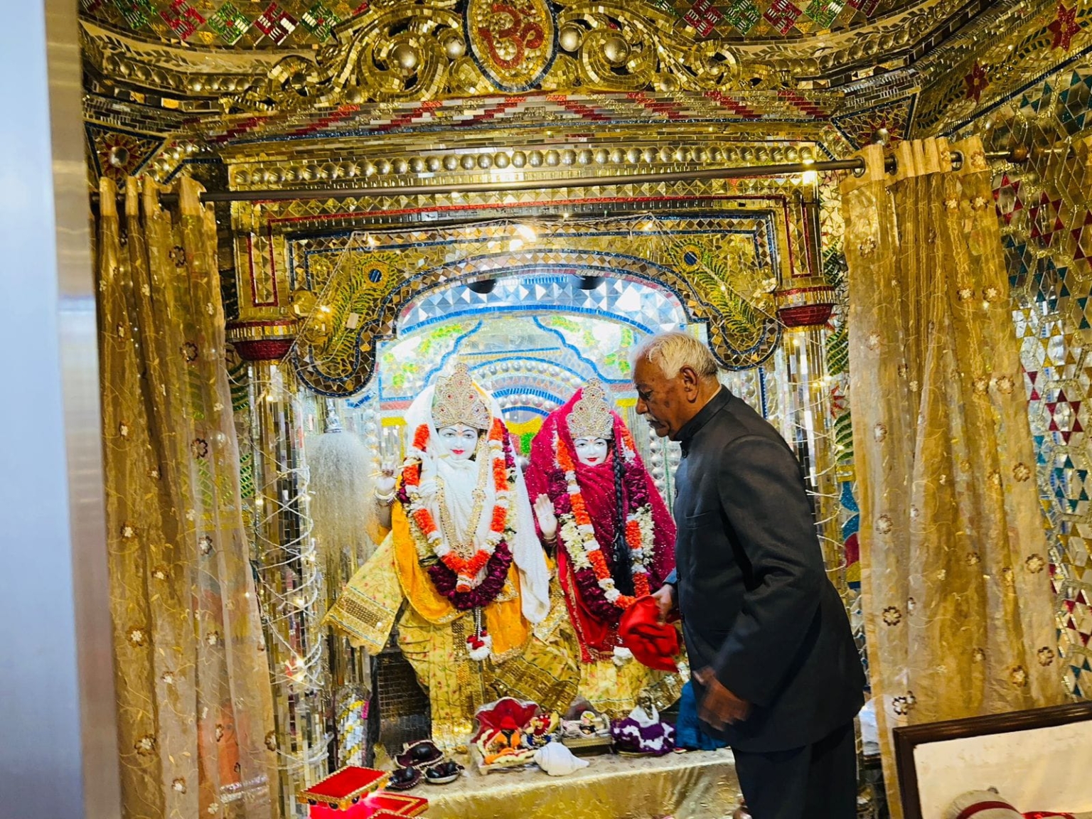 कंवरपाल गुर्जर व घनश्याम दास ने नगर के मंदिरों में चलाया सफाई अभियान