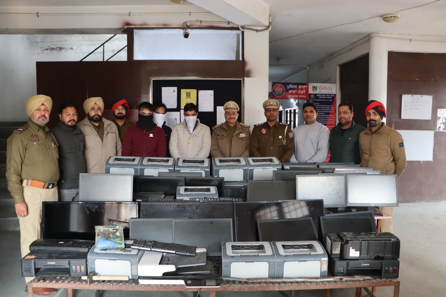 कमिश्नरेट पुलिस ने 18 सेवा केंद्रों में चोरी करने वाले गिरोह का भंडाफोड़ किया