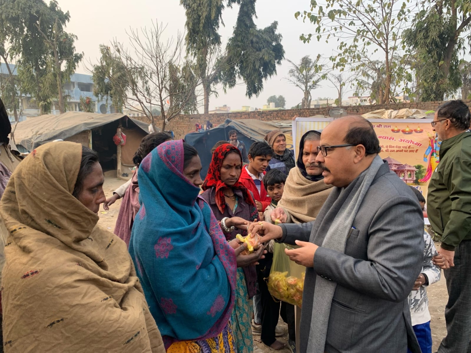 राजेश सपरा ने 22 जनवरी के लिए धुमंतु जाति के लोगों के बीच निशुल्क दीप वितरित किए