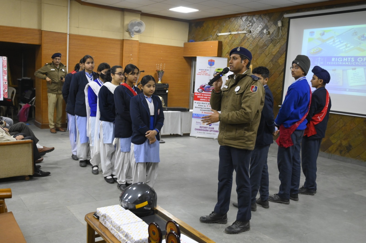 चंडीगढ़ ट्रैफिक पुलिस ने स्कूल के बच्चों को सड़क सुरक्षा नियमों से करवाया अवगत