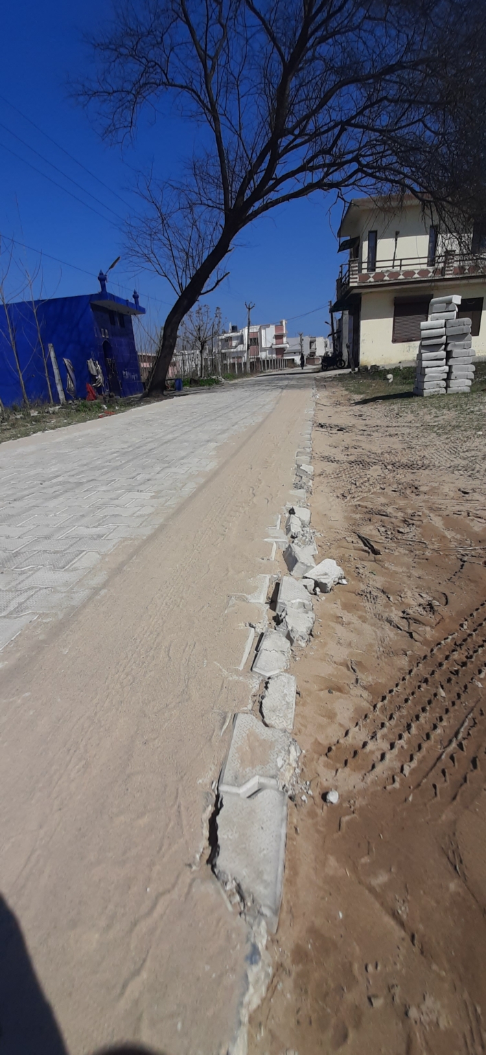 बनते ही टूटना शुरू हुई मार्किट बोर्ड की सड़क